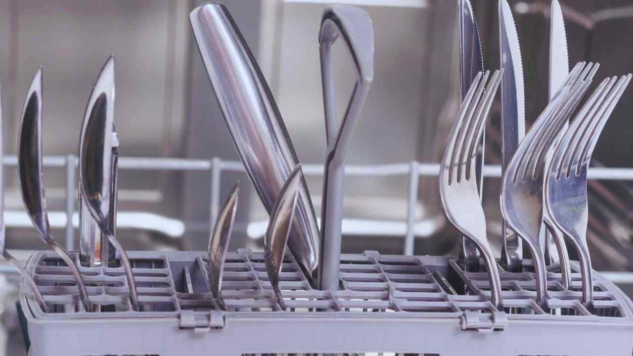 come posizionare i coltelli nella lavastoviglie