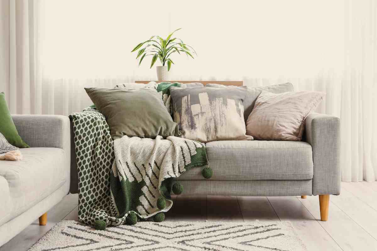 no al divano con cuscini